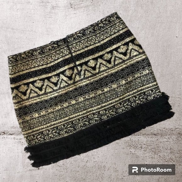 Cute Romeo & Juliet Couture skirt with fun fringe - Picture 4 of 13